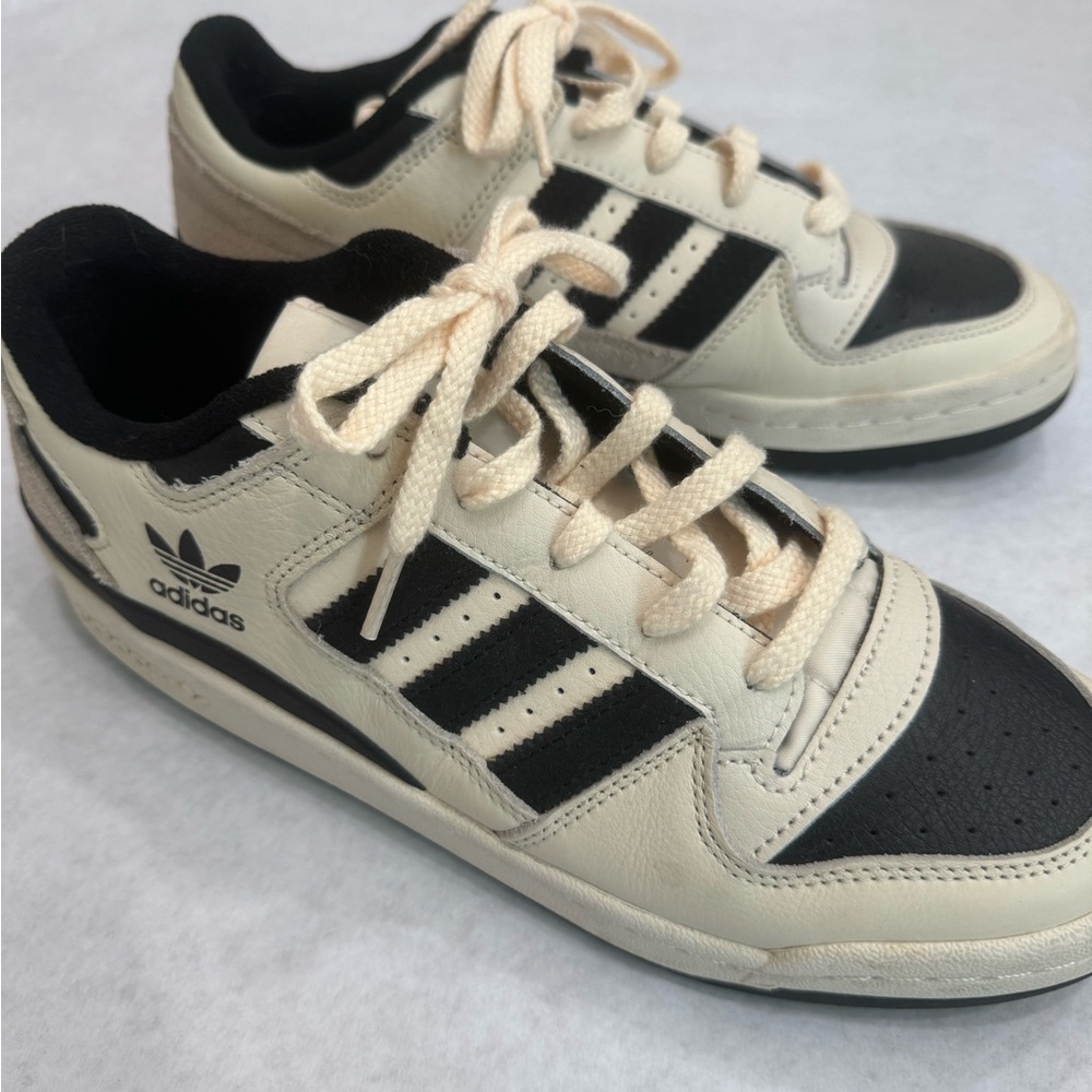 EUC Adidas FORUM LOW CL SHOES Black and Cream Size 7.5